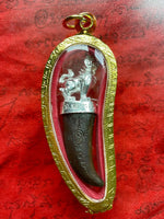 Tiger tooth amulet Kiew Samrit Singh Mahachok Mahaséti – Wat Traimit (2016 edition, n°72/499) # 575