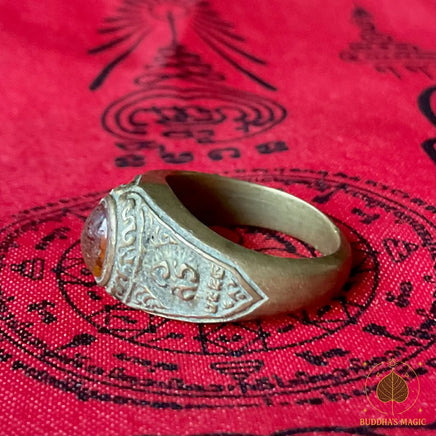 ✨Bague sacrée ancienne de temple thaï – Bronze gravé et cabochon ambre # 789 Magic of the Buddha