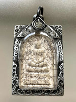 Amulette Phra Somdej en pâte sacrée blanche – Série spéciale 2001 (Wat Arun) # 582