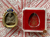 Amulette rare Luang Phor Thuat en poudre sacrée – Consécration royale au Wat Bawon Niwet (2012) # 601