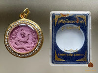 Amulette violette Pu Sri Suttho Nakarat Racha (Roon Duang Séthi) – Wat Maniwong # 820 Magic of the Buddha