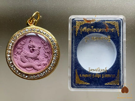 Amulette violette Pu Sri Suttho Nakarat Racha (Roon Duang Séthi) – Wat Maniwong # 820 Magic of the Buddha
