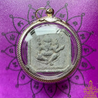 Amulette Phra Pikanet aux reliques Hin Phratat rouges - Vénérable Phra Kruba Krissana du Wat Pah Mahawan # 865