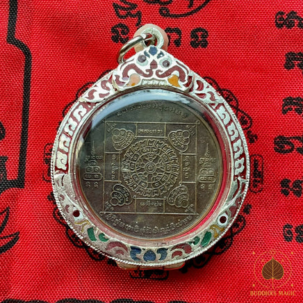 Médaille aux Yant Protecteurs – Wat Prong Takian (2005) # 772 Magic of the Buddha